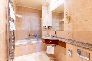 Quarto duplo luxo | Banheiro | Produtos de toalete grátis, secador de cabelo, roupões de banho 