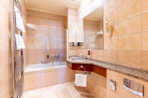 Deluxe Twin Room | Bathroom | Free toiletries, hair dryer, bathrobes, slippers