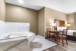 Suite, 1 letto king, accessibile ai disabili, non fumatori | Una cassaforte in camera, una scrivania, ferro/asse da stiro