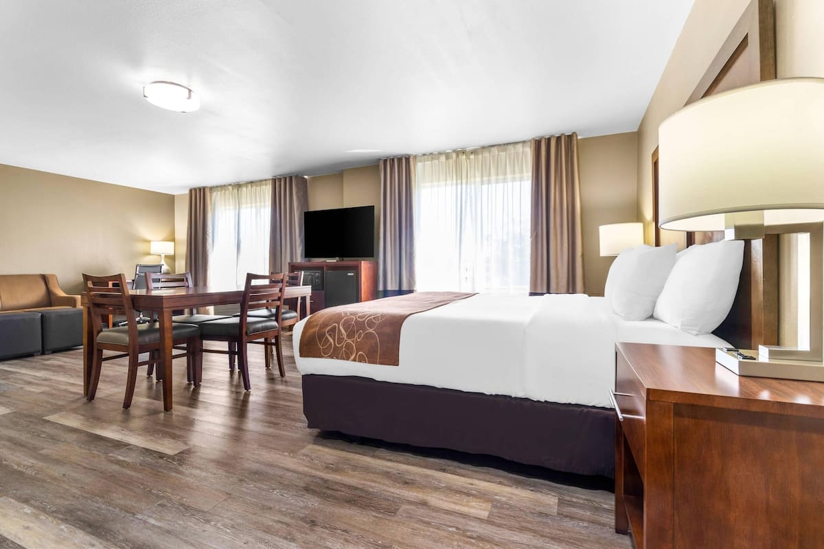 Suite, Non Smoking | In-room safe, desk, iron/ironing board, cribs (free)