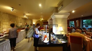 Un espace buffet comprenant plusieurs stands de restauration et un comptoir.