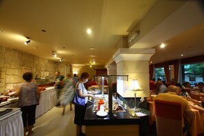 Free daily buffet breakfast - Mantas Hotel (Loutraki-Agioi Theodoroi)