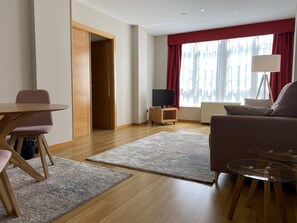 Minibar, coffres-forts dans les chambres, bureau