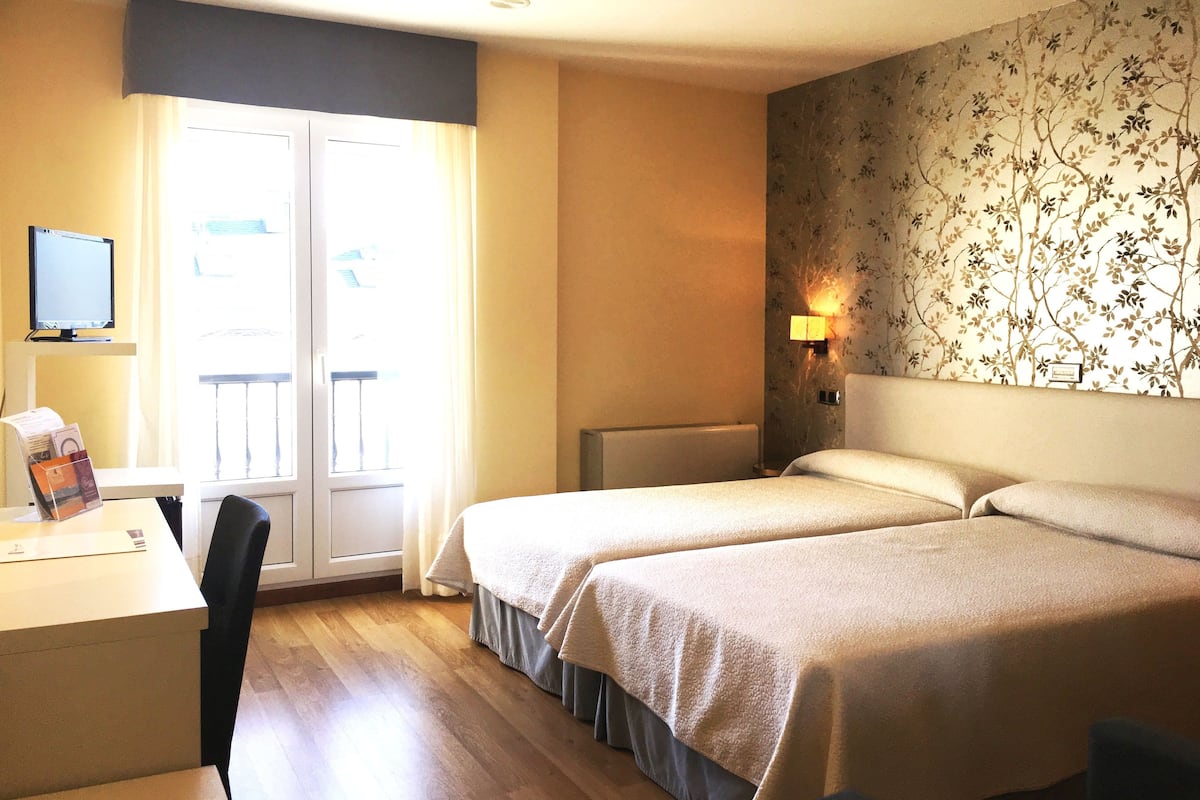 Standard Double or Twin Room | Bar mini, peti besi dalam bilik, meja, ruang kerja komputer riba