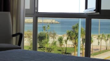 Minibar, caja de seguridad en la habitación y escritorio