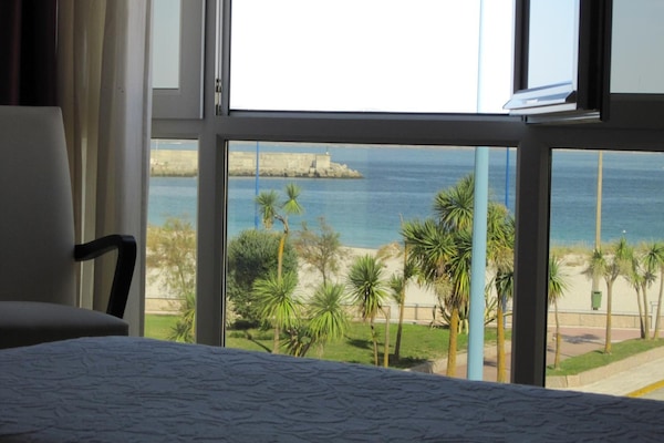 Minibar, Zimmersafe, Schreibtisch, laptopgeeigneter Arbeitsplatz