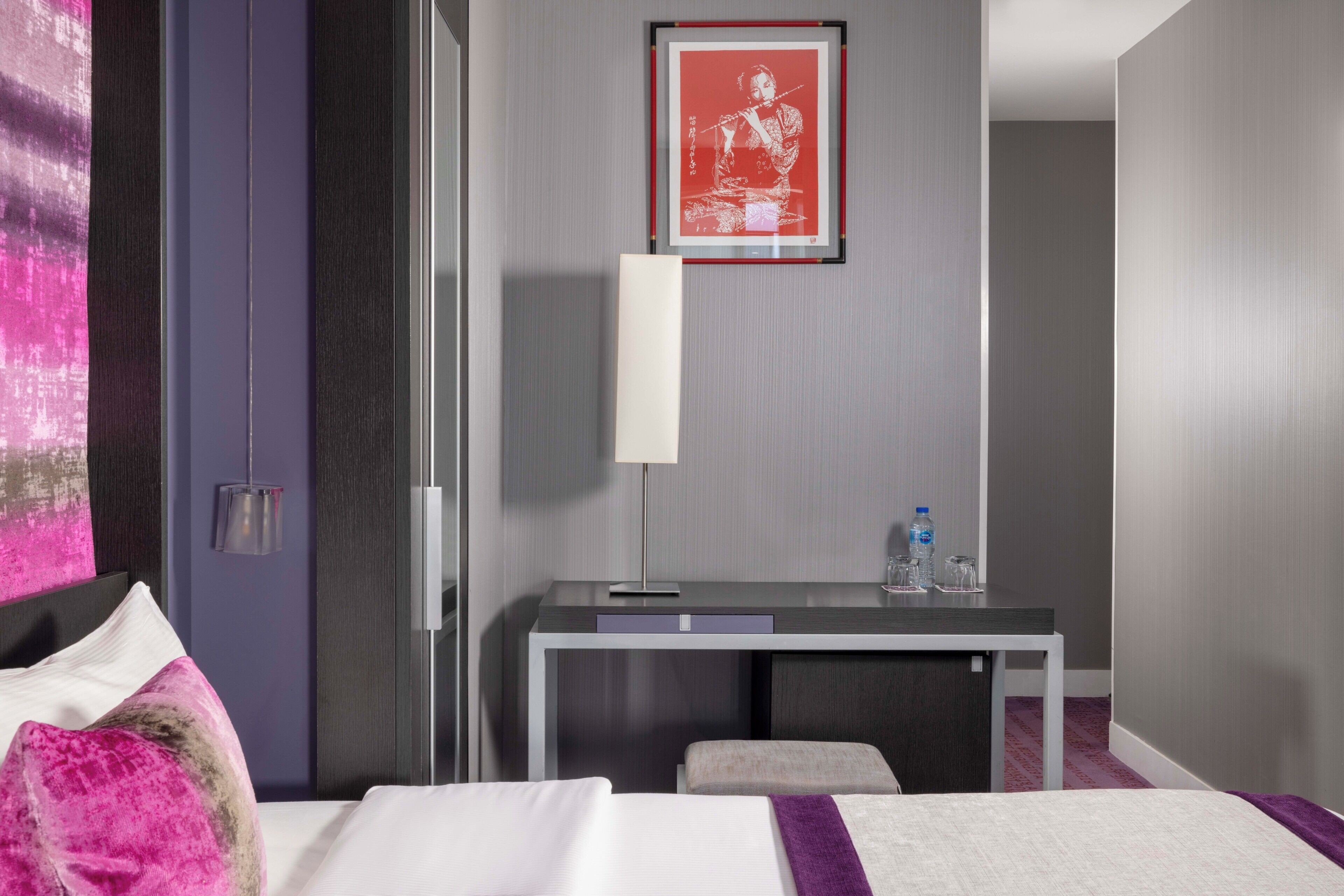 Een minibar, een kluis op de kamer, een bureau, geluiddichte muren