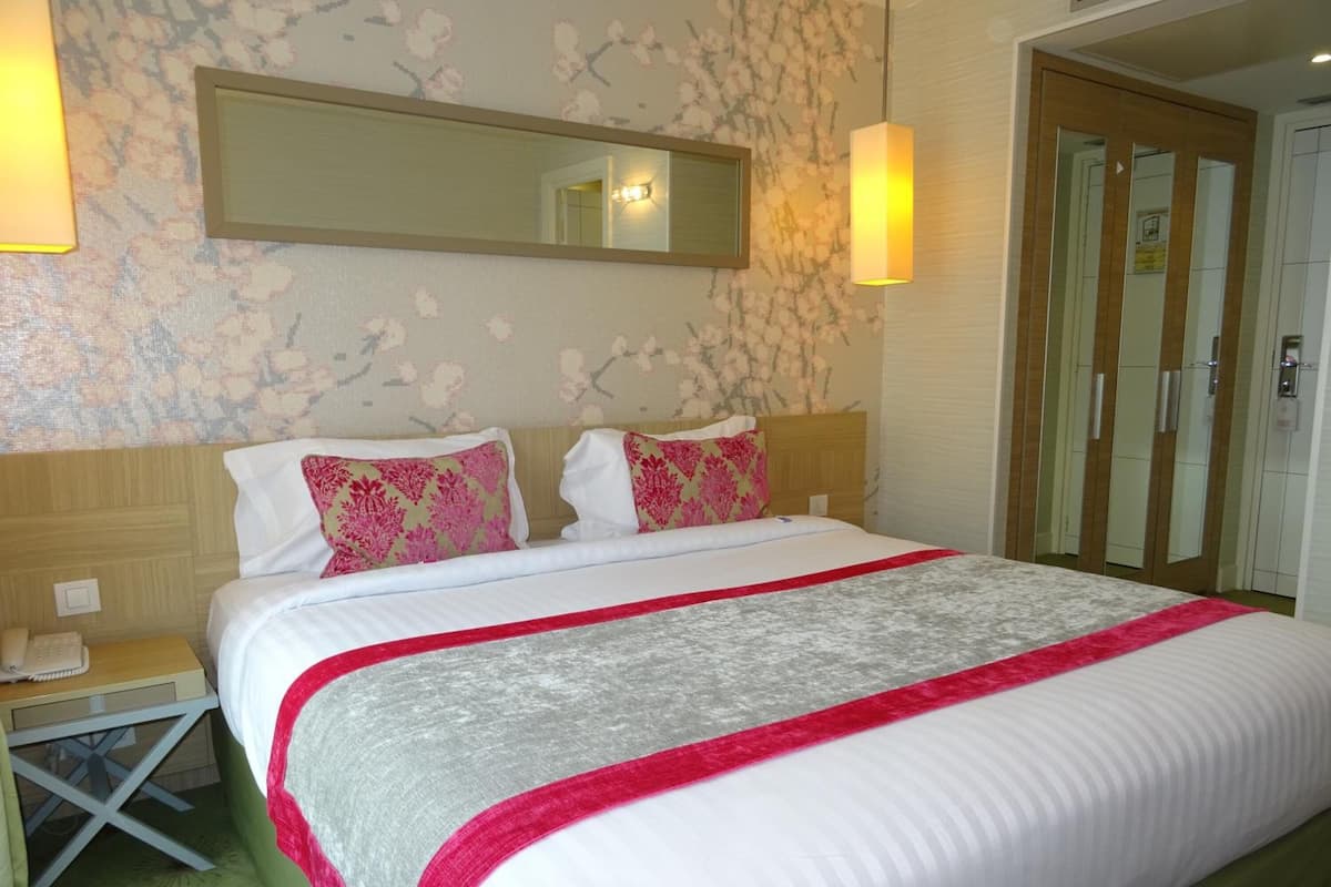 Een minibar, een kluis op de kamer, een bureau, geluiddichte muren