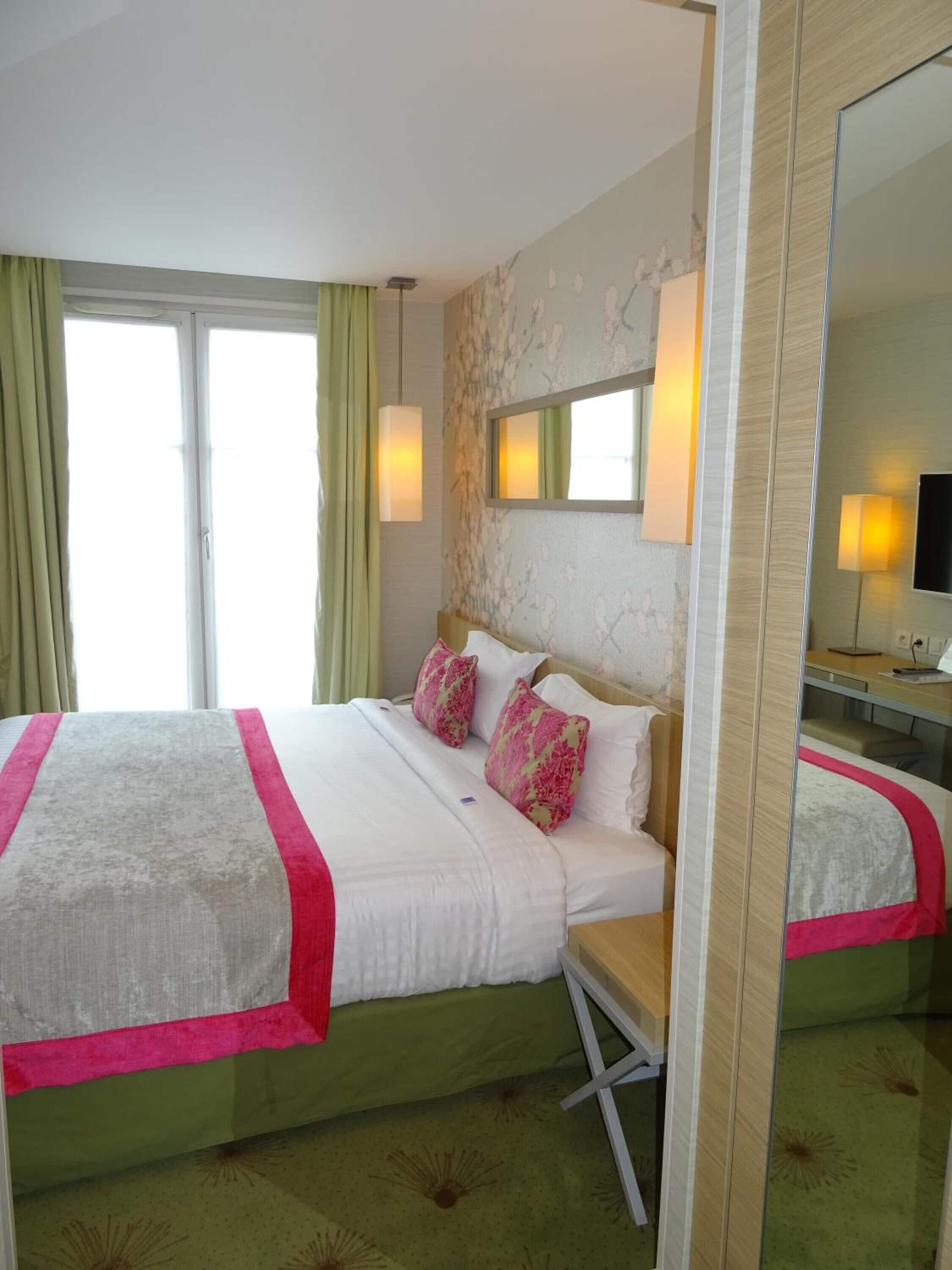 standard double or twin room | minibar, in-room safe, desk, soundproofing