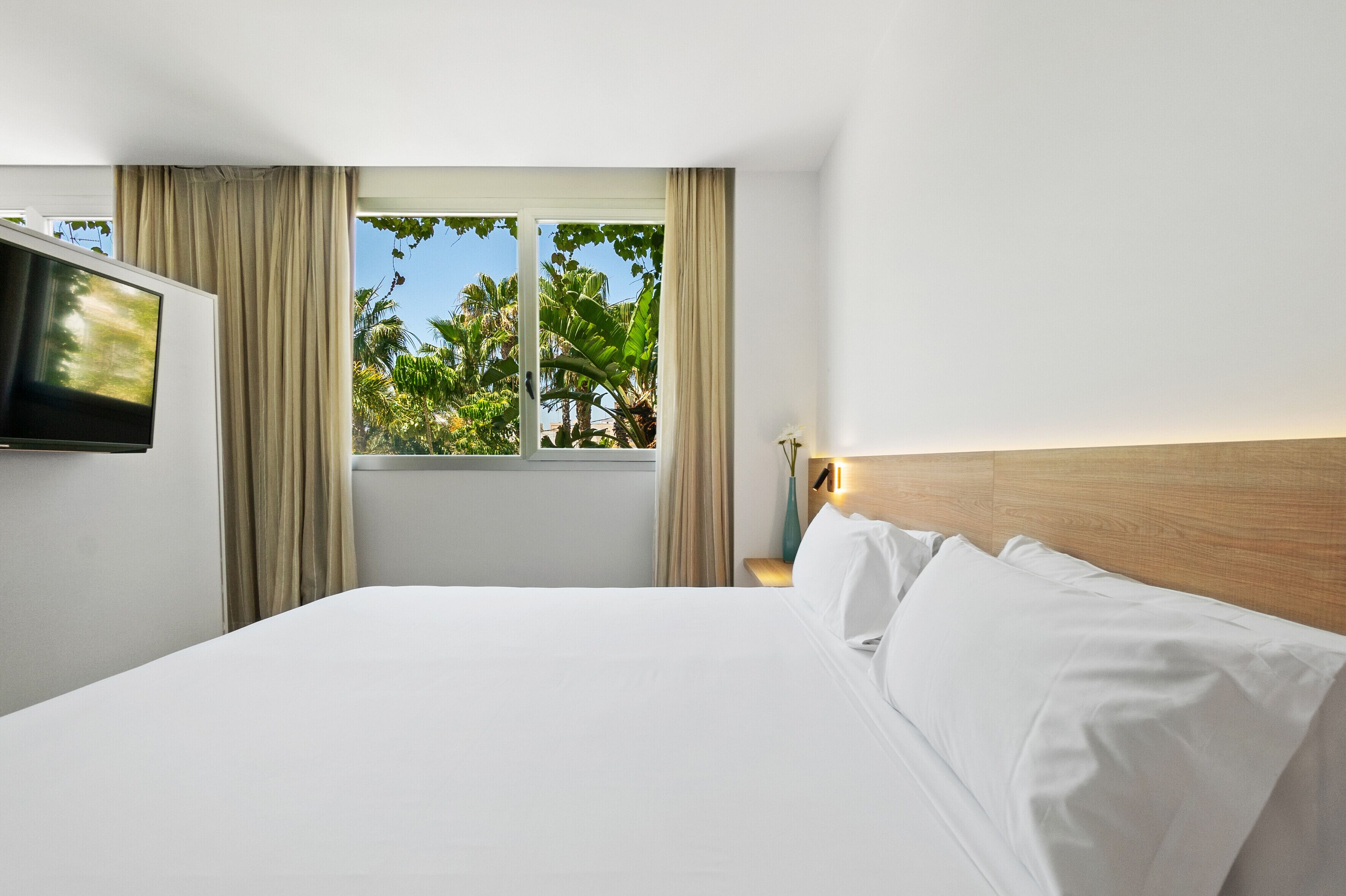 มินิบาร์, ตู้นิรภัยในห้องพัก, โต๊ะทำงาน, ผ้าม่านกันแสง