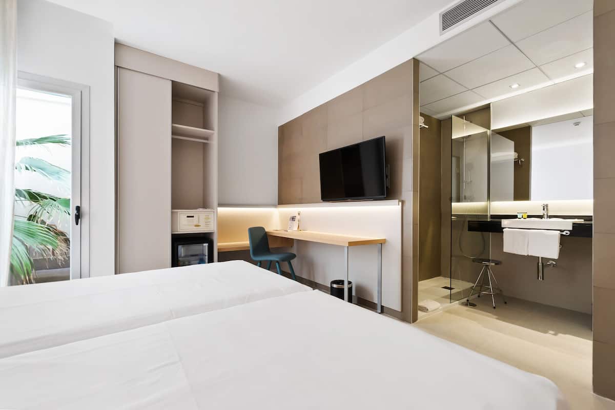 Deluxe Room (with tea facilities) | 1 bedroom, minibar, in-room safe, desk