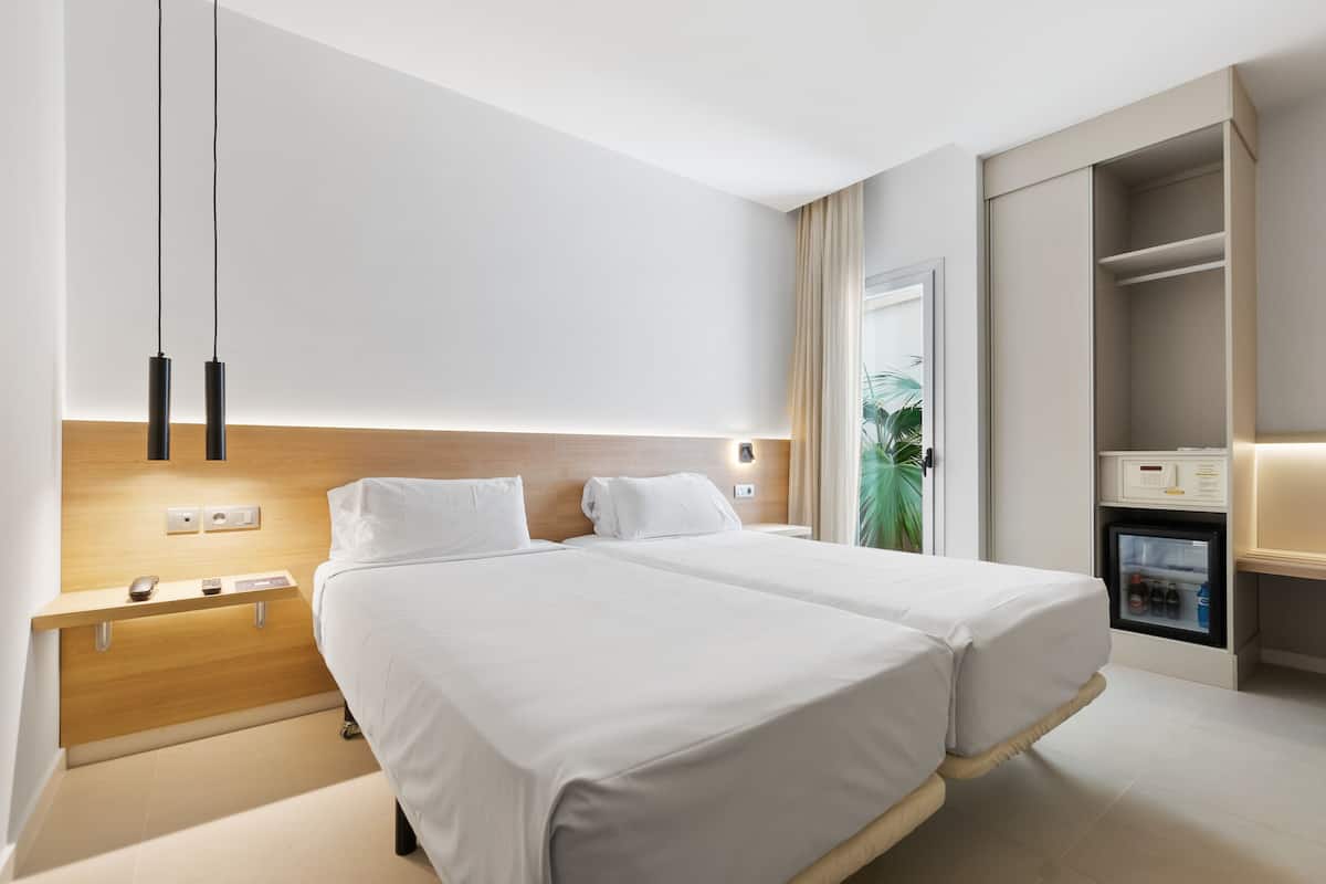 deluxe double room single use | 1 bedroom, minibar, in-room safe, desk