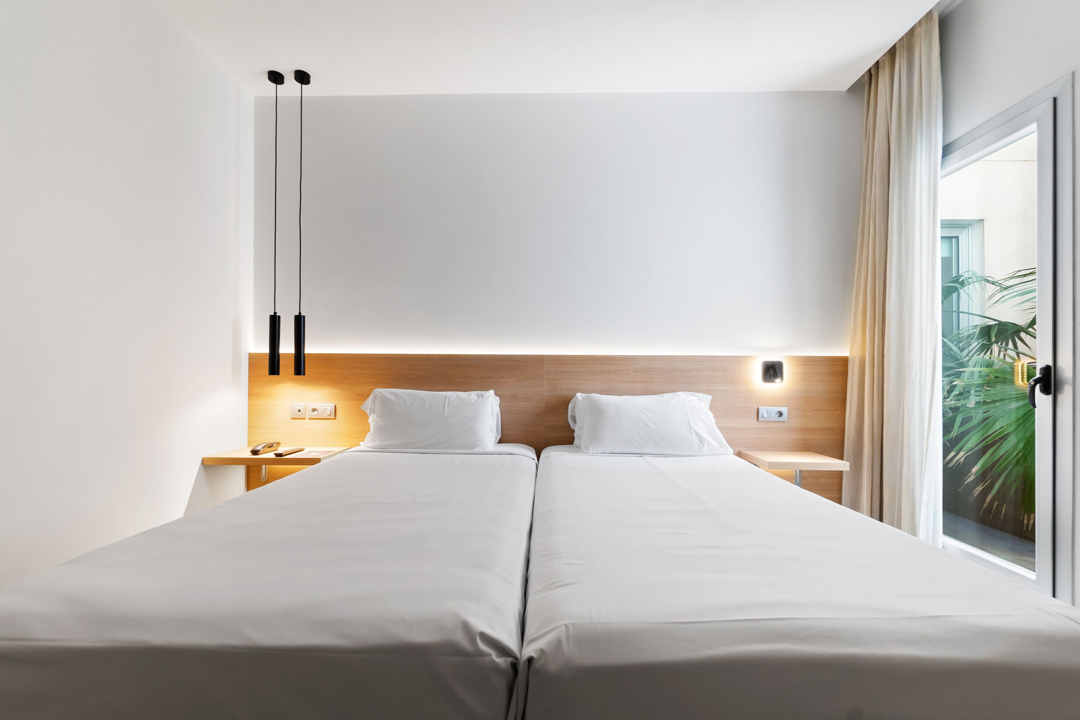 deluxe double room | 1 bedroom, minibar, in-room safe, desk