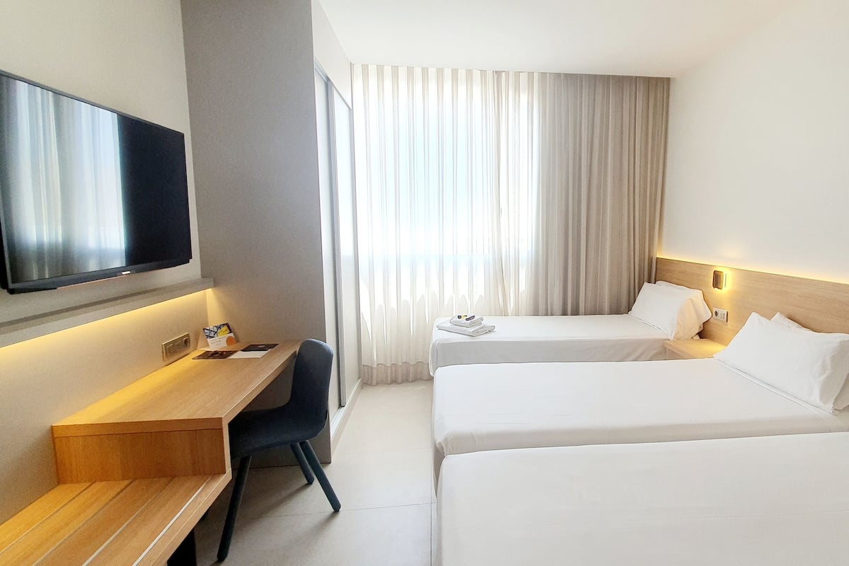 Deluxe Triple Room | 1 bedroom, minibar, in-room safe, desk
