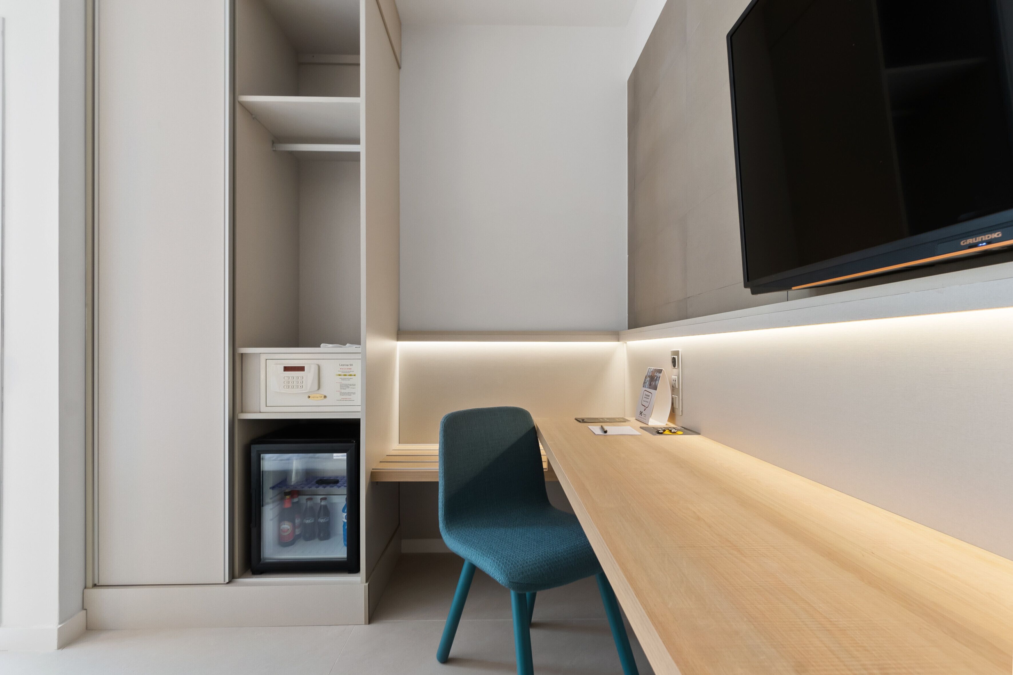 deluxe room (with tea facilities) | 1 bedroom, minibar, in-room safe, desk