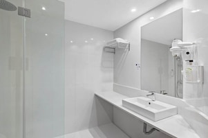 Bathtub, free toiletries, hair dryer, towels