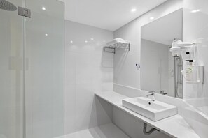 Bathtub, free toiletries, hair dryer, towels - Hotel Madrid las Rozas (Las Rozas de Madrid)