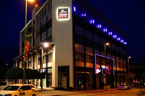 Vista frontal de la propiedad