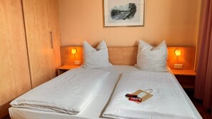Desk, soundproofing, free WiFi, bed sheets