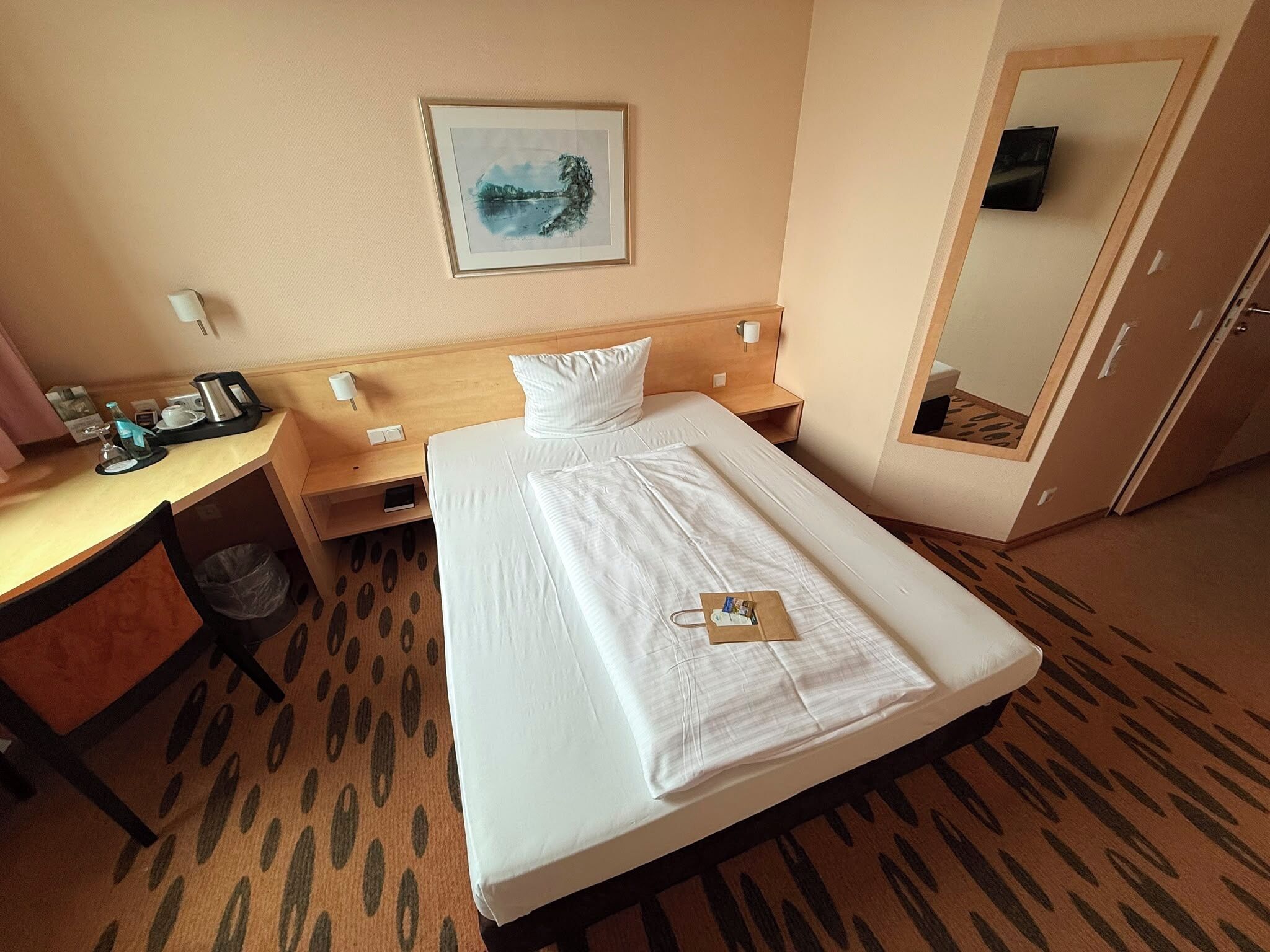 Quarto solteiro empresarial | Escrivaninha, quartos à prova de som, Wi-Fi de cortesia, roupa de cama