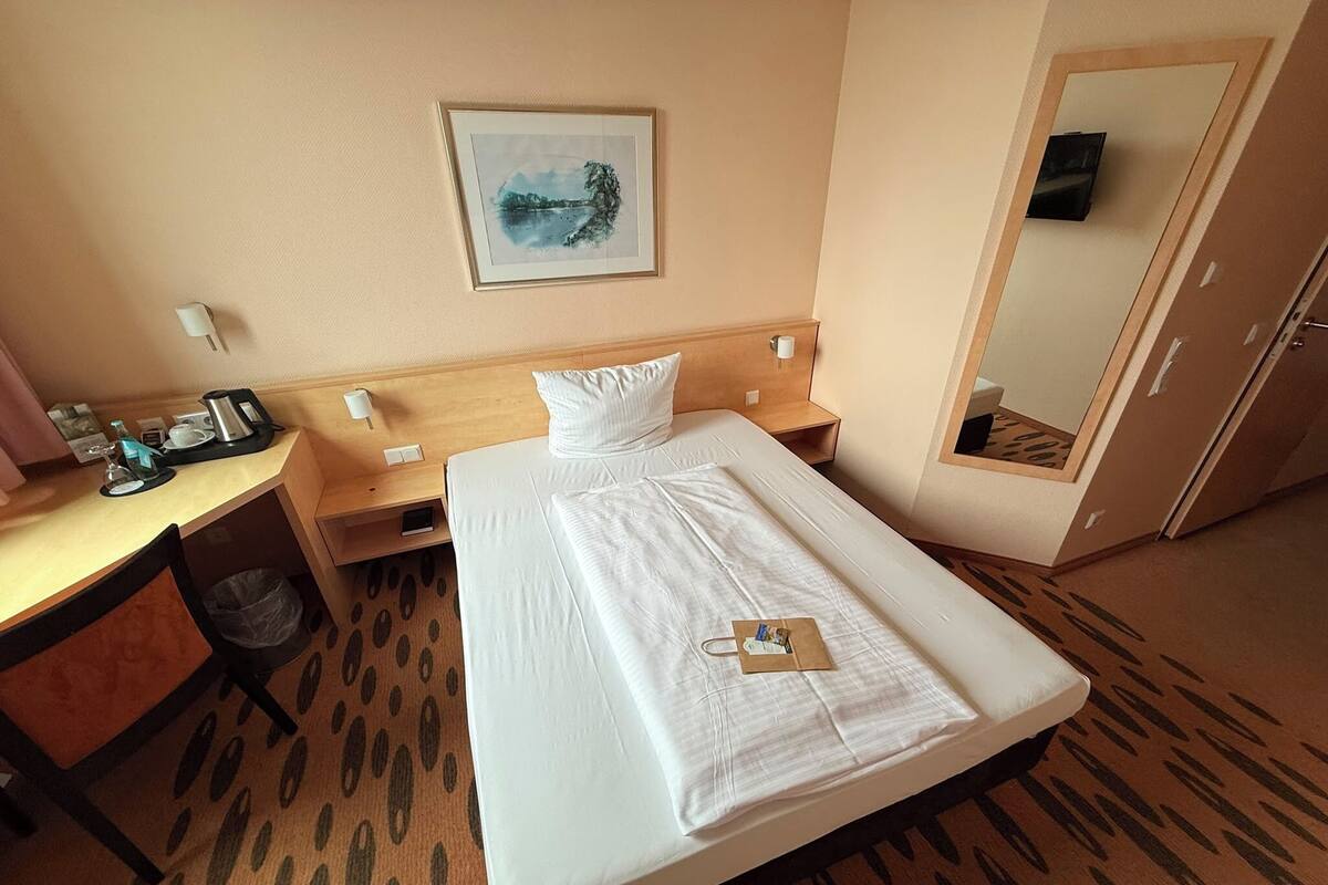 Quarto solteiro empresarial | Escrivaninha, quartos à prova de som, Wi-Fi de cortesia, roupa de cama