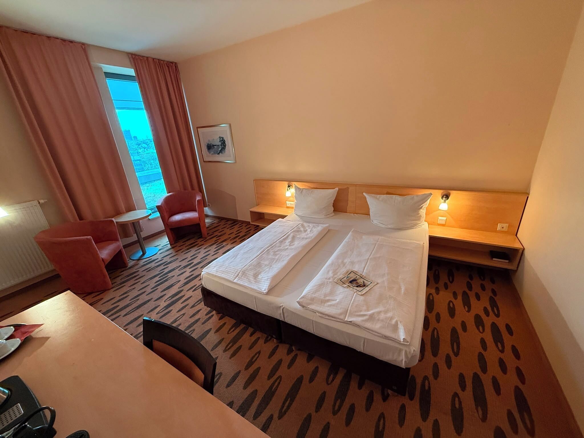 Escrivaninha, quartos à prova de som, Wi-Fi de cortesia, roupa de cama
