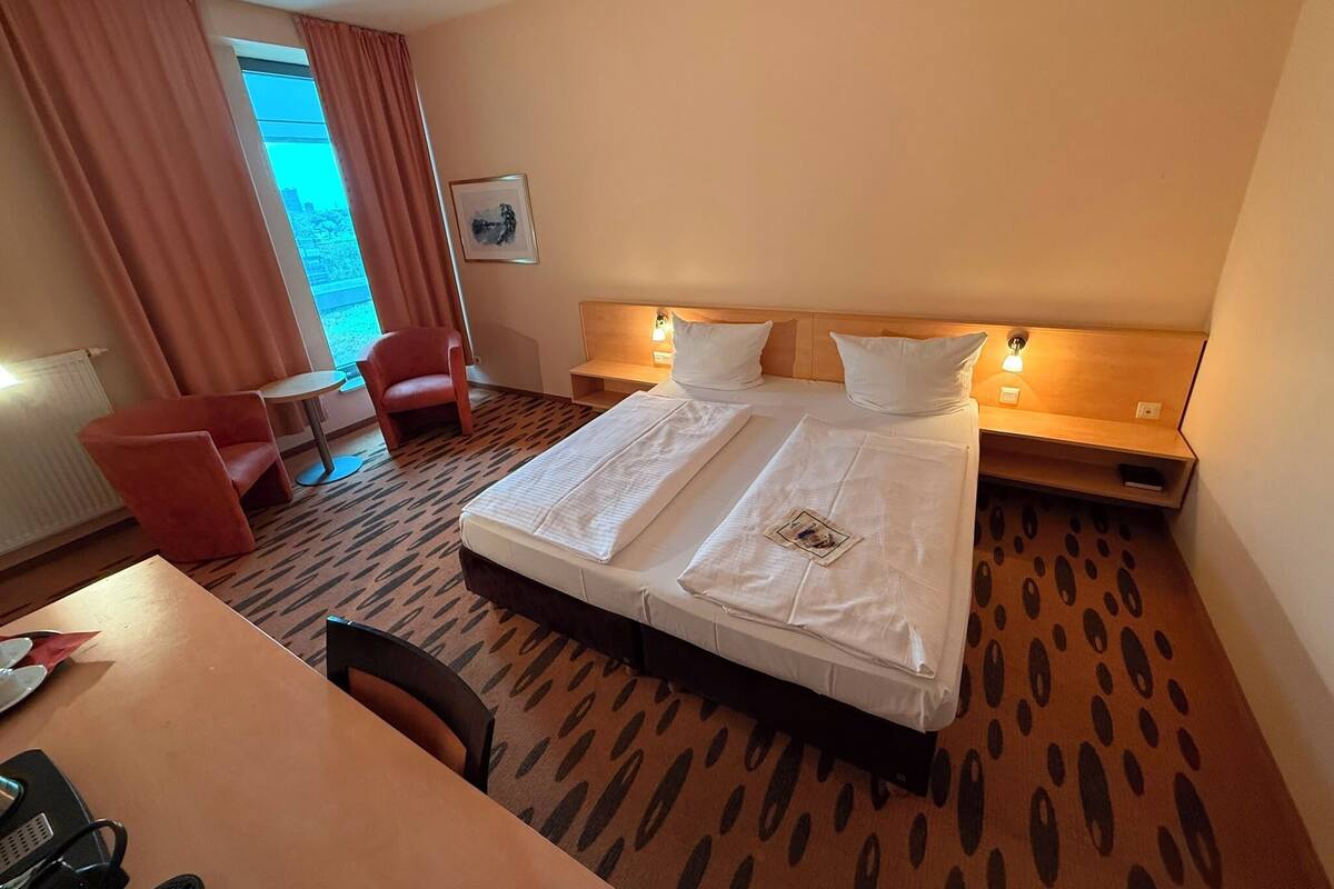 Escrivaninha, quartos à prova de som, Wi-Fi de cortesia, roupa de cama
