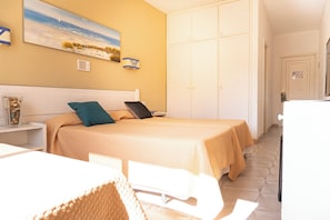 Minibar, individually furnished, bed sheets - Hotel Aeropuerto Sur (Granadilla de Abona)