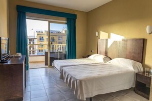 Quarto casal standard, 2 camas de solteiro | 1 quarto, frigobar, individualmente mobiliados, roupa de cama