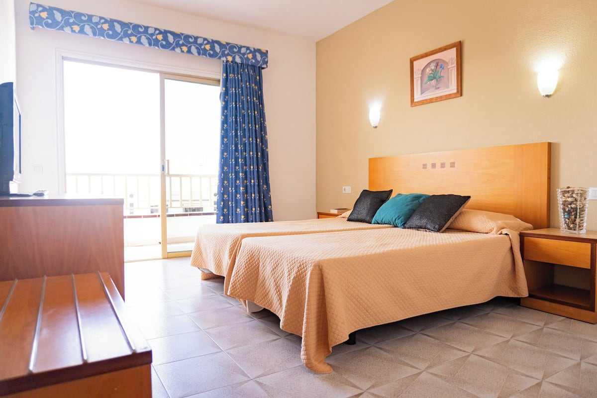 Standard Double Room, 2 Twin Beds | Minibar, individually furnished, bed sheets