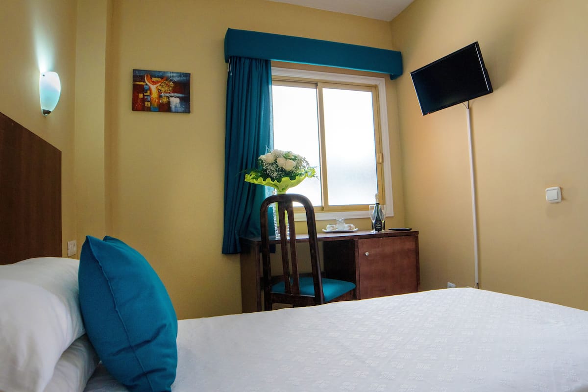 Quarto solteiro | 1 quarto, frigobar, individualmente mobiliados, roupa de cama