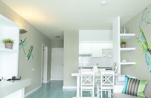 32-inch flat-screen TV with cable channels, TV - Apartamentos LIVVO Morromar (Tías)