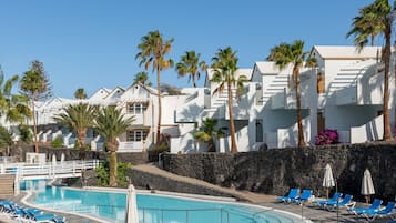 2 outdoor pools, open 10:00 AM to 6:00 PM, sun loungers