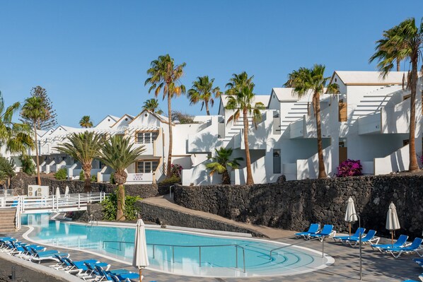 2 outdoor pools, open 10:00 AM to 6:00 PM, sun loungers