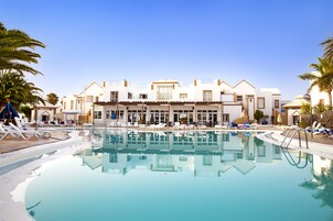 2 สระว่ายน้ำกลางแจ้ง เปิด 10:00 น. ถึง 18:00 น., เก้าอี้อาบแดดริมสระ