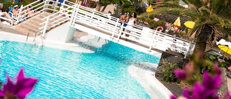 2 outdoor pools, open 10:00 AM to 6:00 PM, sun loungers