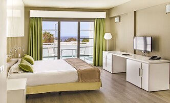 Caja de seguridad en la habitación y tabla de planchar con plancha