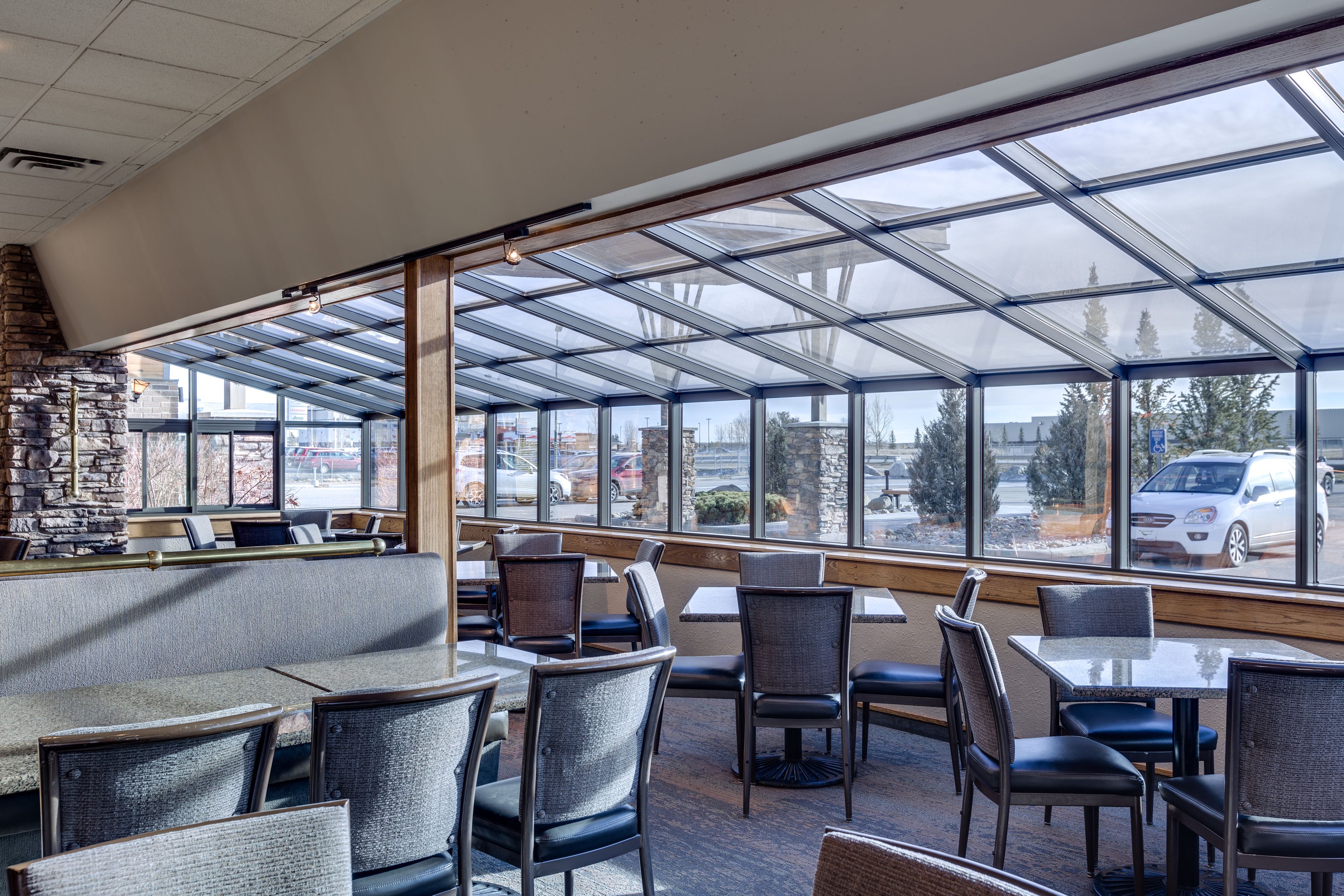 供應早餐、午餐和晚餐，美國料理