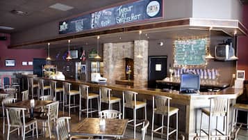 2 bars/lounges