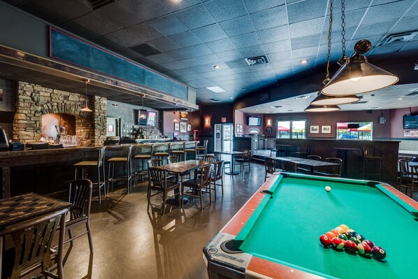 2 bars/lounges