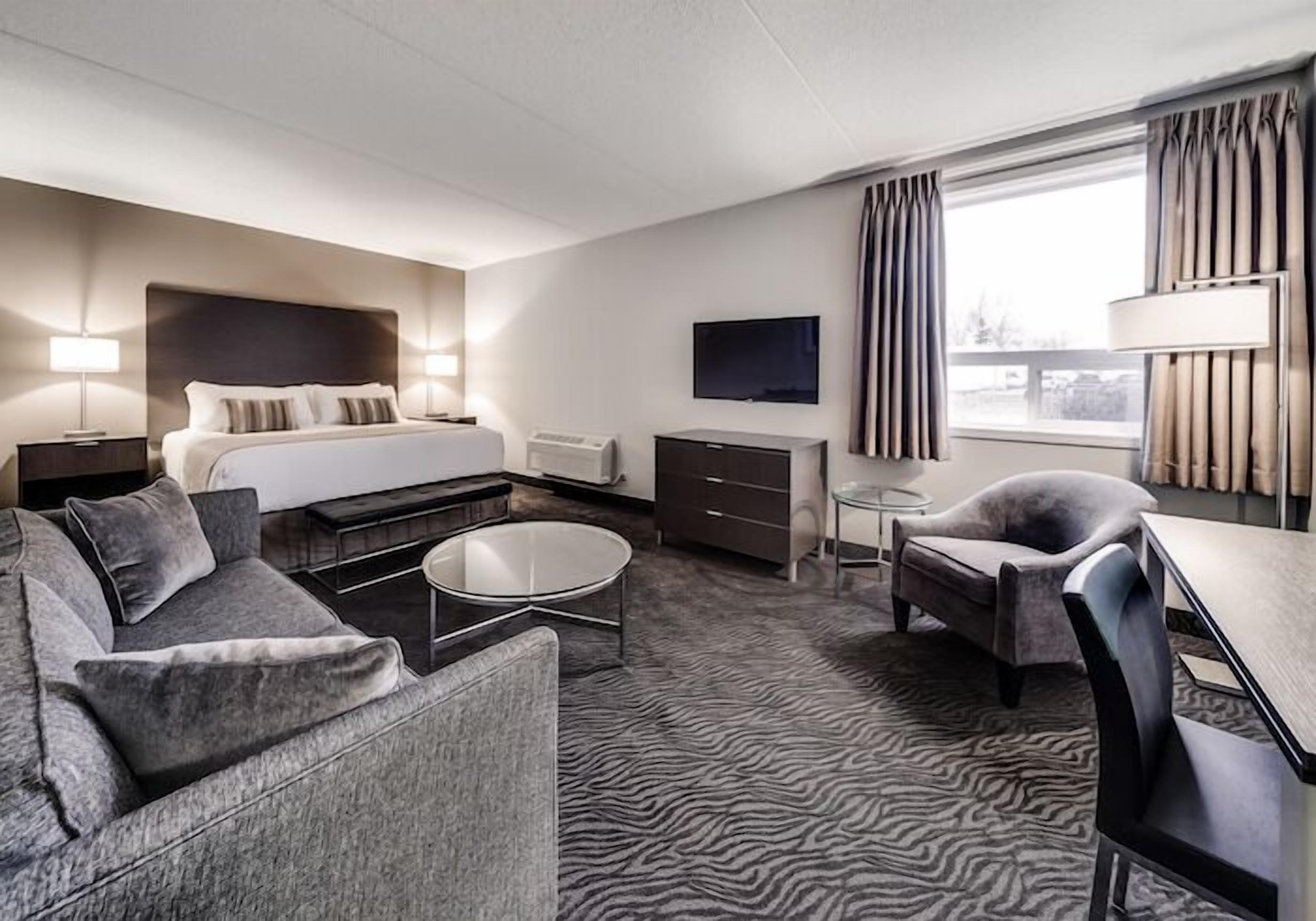 Premier Room, 1 King Bed | Desk, blackout drapes, free WiFi, bed sheets