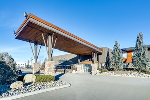 A Seasons Cafe & Eatery with a covered entrance, stone pillars, and a clear blue sky. - Heritage Inn Hotel & Convention Centre High River (High River)
