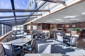 Déjeuner, dßner et souper servis sur place; cuisine américaine