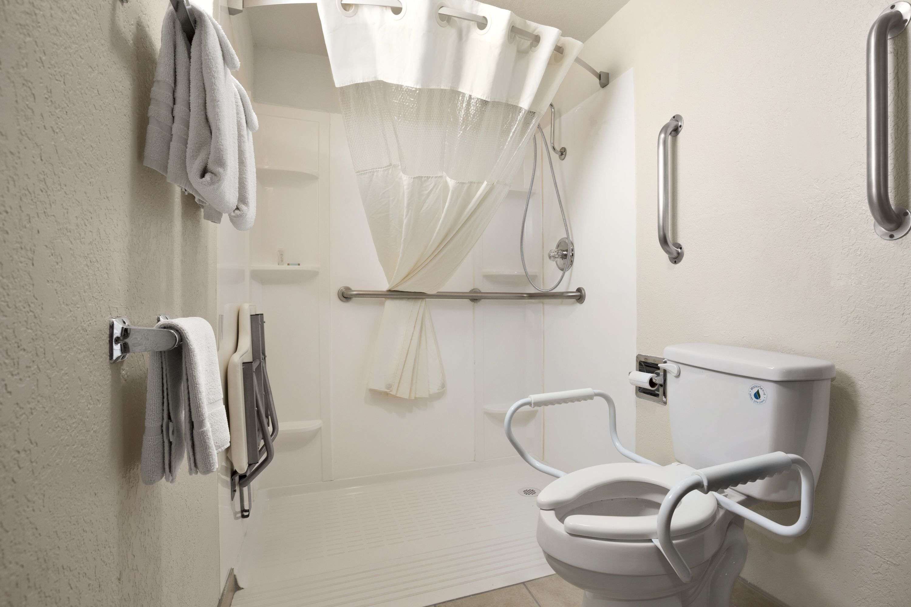 Room, 1 Queen Bed, Accessible, Non Smoking (Mobility) | Bathroom