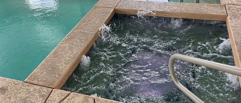 Una piscina cubierta