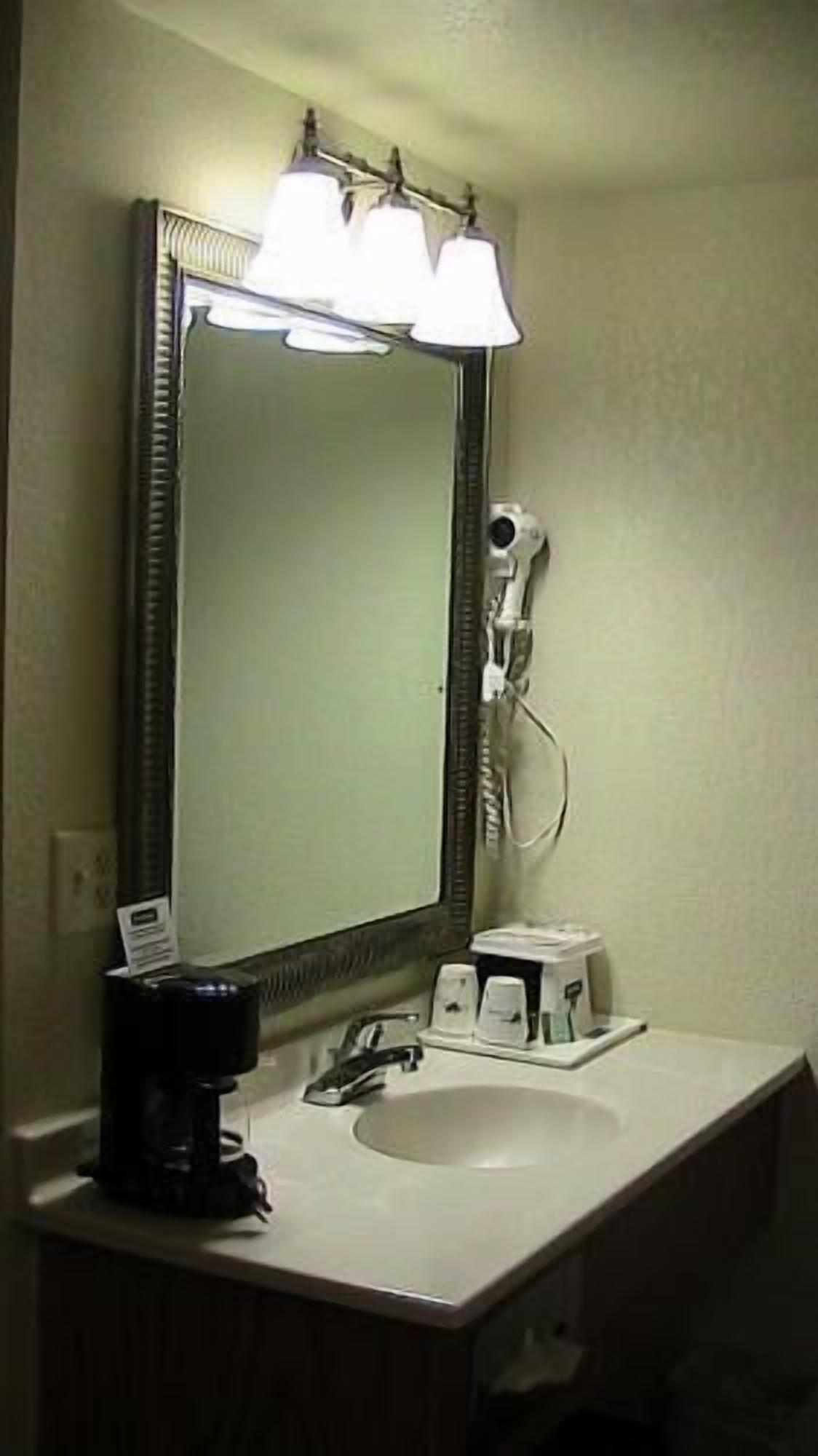 Bathroom | Combined shower/bathtub, free toiletries, hair dryer, towels