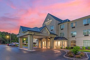 A Country Inn & Suites by Wyndham with a modern architectural design, featuring a covered entrance and multiple windows. - Country Inn & Suites by Radisson, Newport News South, VA (Newport News)