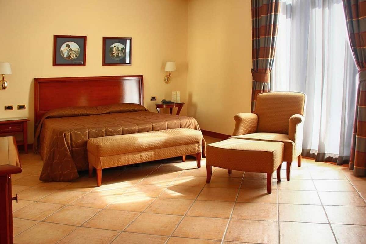 Chambre Double Deluxe | Matelas Select Comfort, minibar, coffres-forts dans les chambres, bureau