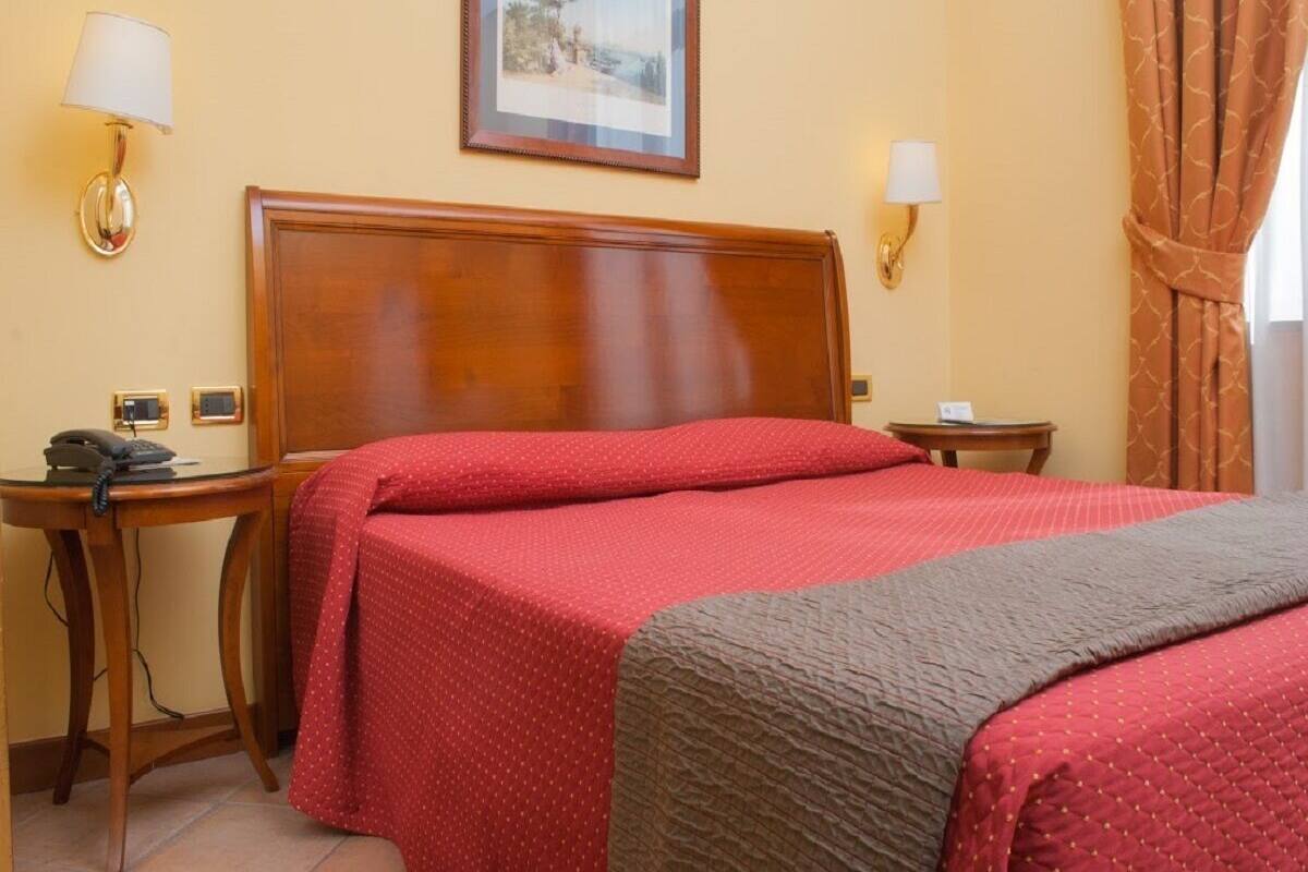 Chambre Classique Double ou avec lits jumeaux | Matelas Select Comfort, minibar, coffres-forts dans les chambres, bureau