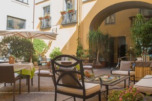 Deluxe Triple Room | View from room - Le Cheminee Business Hotel (Naples)